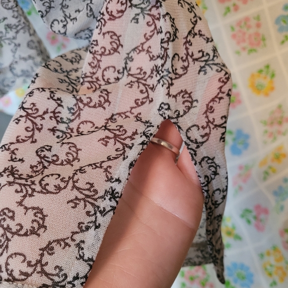 Mesh filigree vine print long sleeve top - Picture 4 of 10